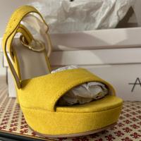 Scarpe eleganti gialle tacco alto e plateau.