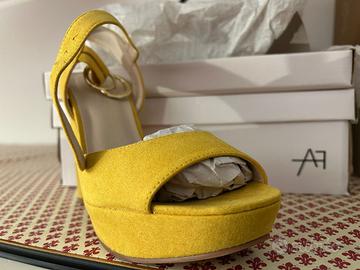 Scarpe eleganti gialle tacco alto e plateau.