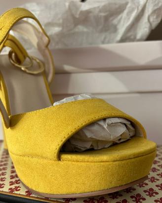Scarpe eleganti gialle tacco alto e plateau.