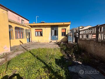 Casa indipendente ad angolo su strada principale