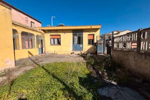 Casa indipendente ad angolo su strada principale