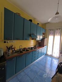 Cucina lineare + tavolo allungabile 