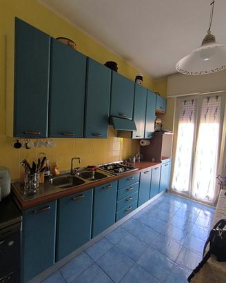 Cucina lineare + tavolo allungabile 
