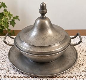 Zuppiera vintage in peltro con coperchio e piatto