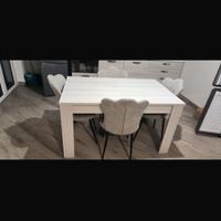 Tavolo con sedie da cucina