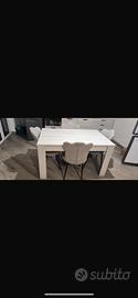 Tavolo con sedie da cucina