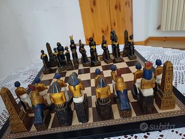 scacchiera con scacchi antichi egizi