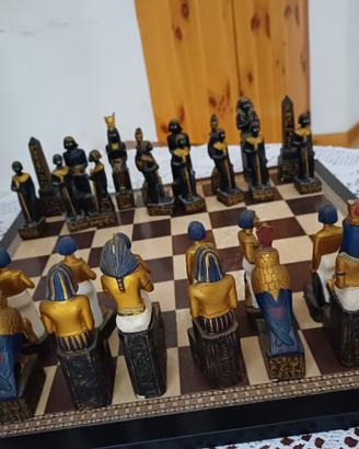scacchiera con scacchi antichi egizi