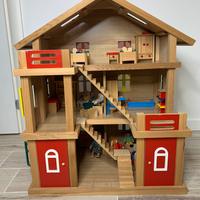 Casetta delle bambole in legno