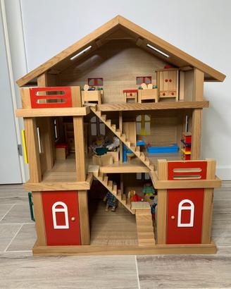 Casetta delle bambole in legno