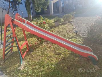 Antico scivolo in legno