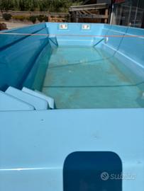 Piscina in vetroresina azzurra