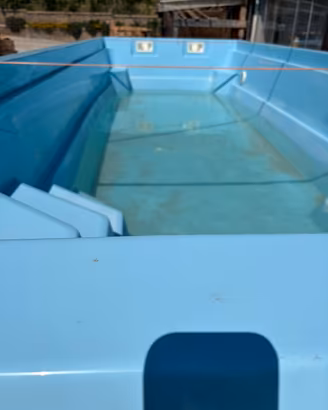 Piscina in vetroresina azzurra