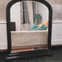 SPECCHIO CON CORNICE LEGNO