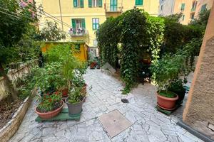 5 LOCALI A GENOVA