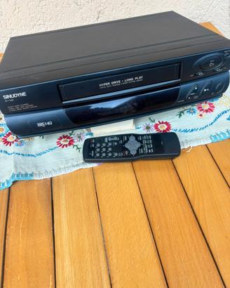 Videoregistratore a cassette sinudine con telecoma