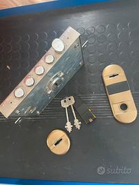 Chiusura/serratura per porta boindata