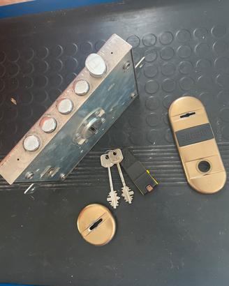 Chiusura/serratura per porta boindata