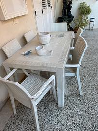 Tavolo e sedie da giardino