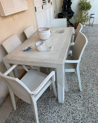 Tavolo e sedie da giardino