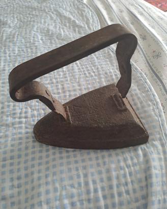 Ferro da stiro in ghisa Antico 