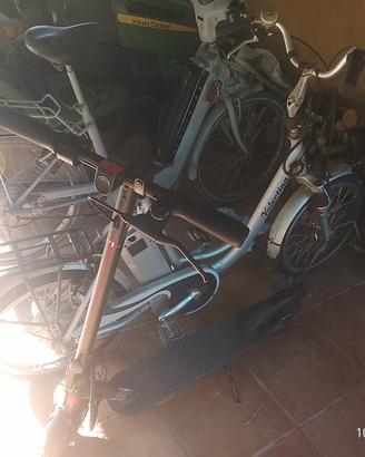 Lotto 3 veicoli elettrici: 2 bici + 1 monopattino