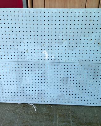 Pannello espositore forato metallico con supporti