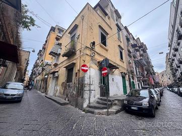 MONOLOCALE A NAPOLI