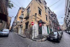 MONOLOCALE A NAPOLI
