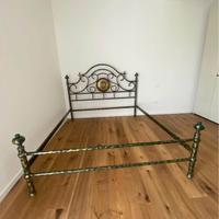 Letto in ottone dipinto in verde