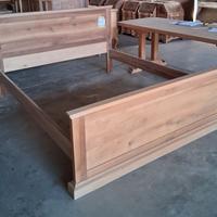 Letto grezzo in noce 
