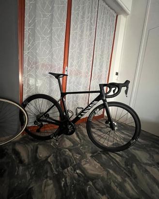 Bici ultimate canyon CF SLX 8 Di2 con accessori
