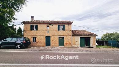 TIPICO CASALE IN PIETRA CON GIARDINO