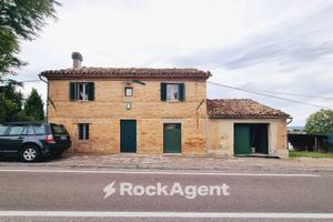 TIPICO CASALE IN PIETRA CON GIARDINO