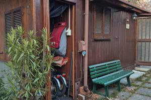 Casetta con roulotte