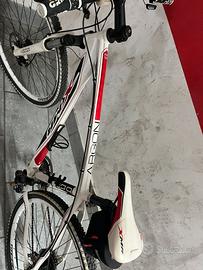 Bicicletta con freni a disco