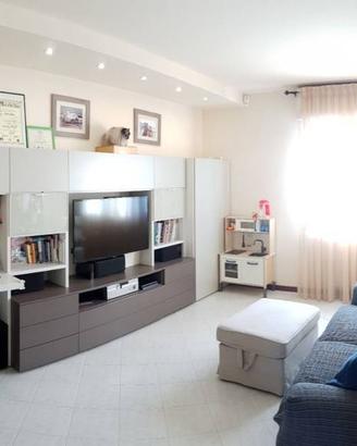 Appartamento di 90 m² con 4 locali e box auto a Pi