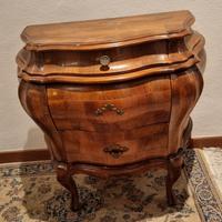 Comodino bombato lastronato noce,anni 40.