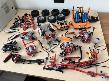 Lotto LEGO Technic 8110 e 9398 con motori