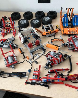 Lotto LEGO Technic 8110 e 9398 con motori