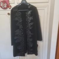 Soprabito con decorazioni lucide e strass