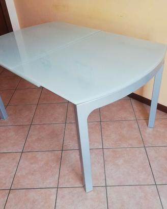 Tavolo in vetro con 6 sedie – Buone condizioni