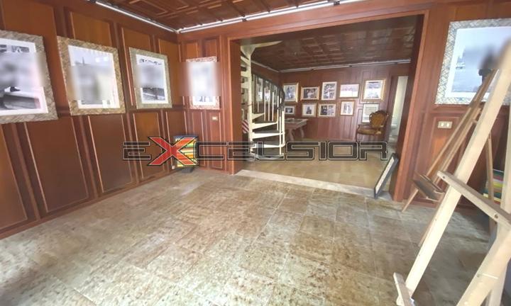 ADRIA: Negozio in centro