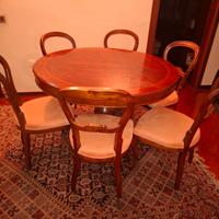 tavolo in legno con sedie imbottite