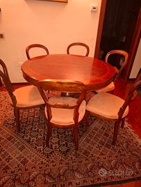 tavolo in legno con sedie imbottite