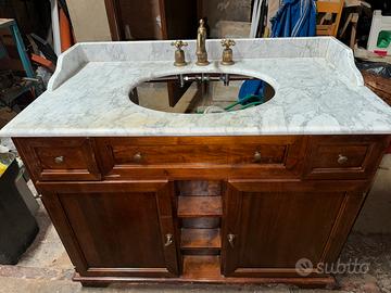 Lavabo in marmo con specchio