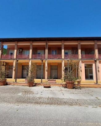 Immobile di 900 m² con più di 5 locali a Foligno