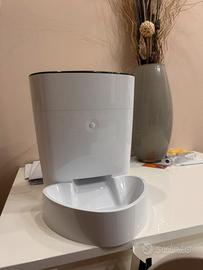 Dispensatore automatico di cibo per cano e gatti
