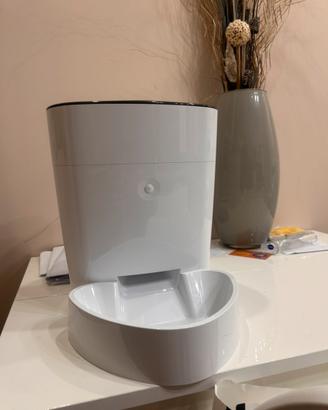 Dispensatore automatico di cibo per cano e gatti