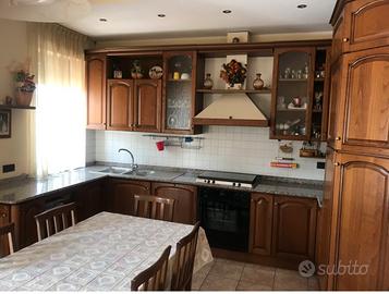 Appartamento con soffitta, garage, posti auto